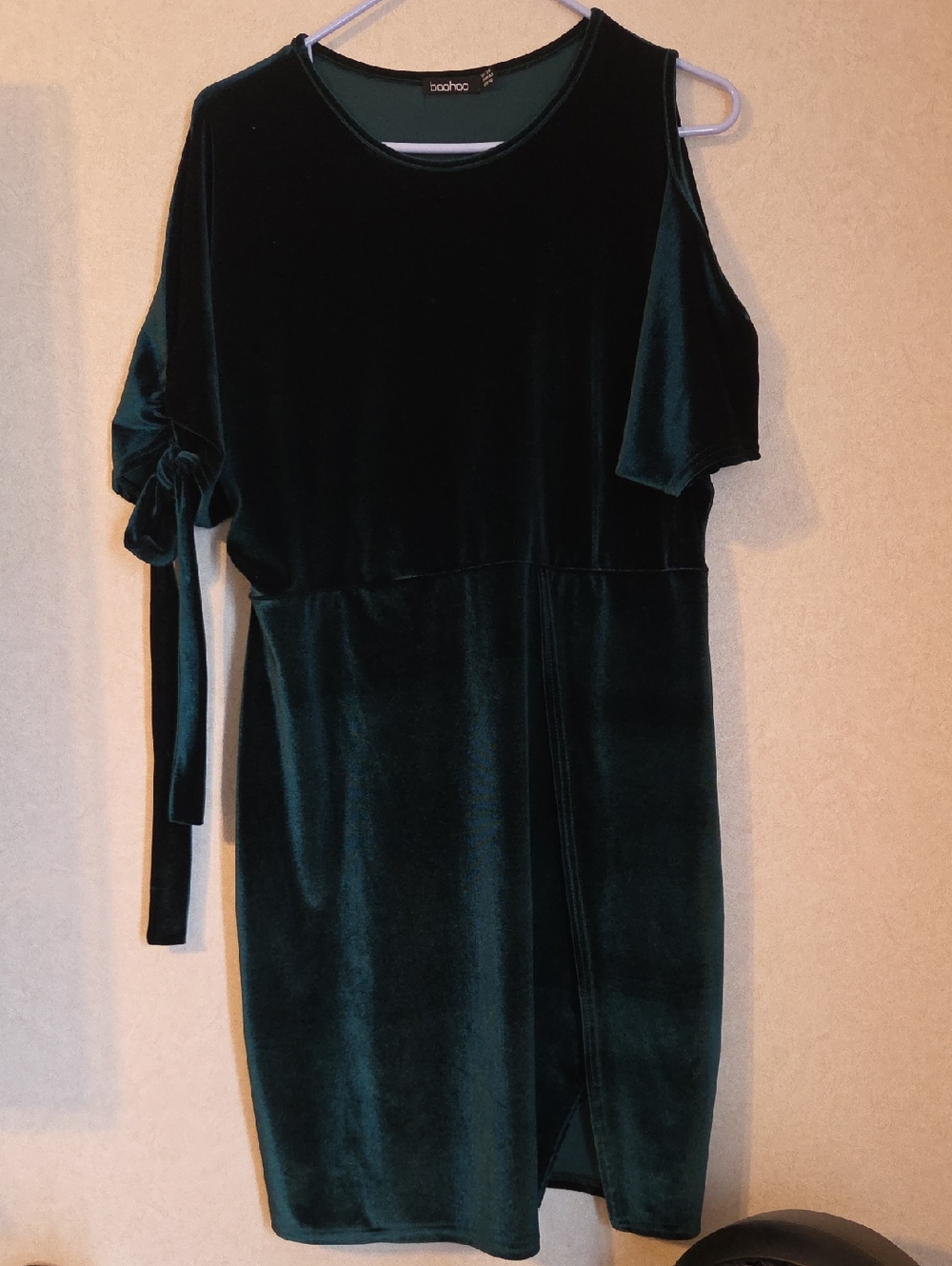 Boohoo Dark Emerald Green Velvet Asymmetrical Cold-Shoulder Dress